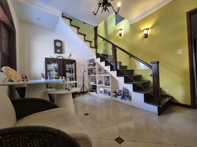 Casa duplex 3 quartos, duas suítes, 119m², condomínio fechado, piscina, São Pedro, Juiz de Fora-MG.