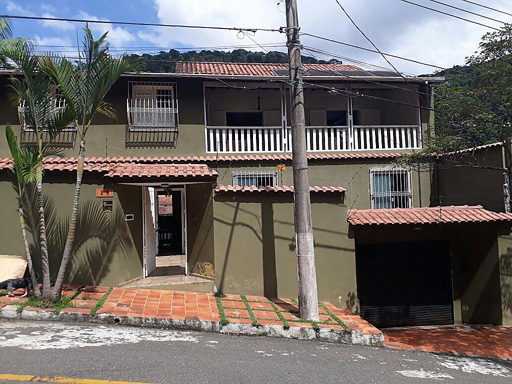 Casa com 6 quartos para Venda no bairro Vale do Ipê em Juiz de Fora, MG