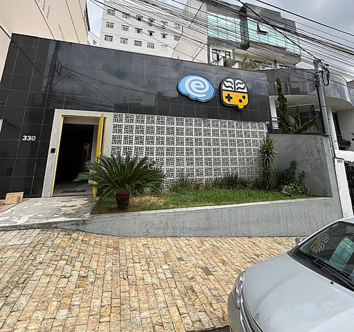 Casa comercial com excelente layout e ótimo acabamento.