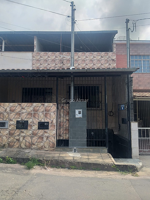 Casa com 3 quartos para venda no bairro São Tarcísio em Juiz de Fora, MG