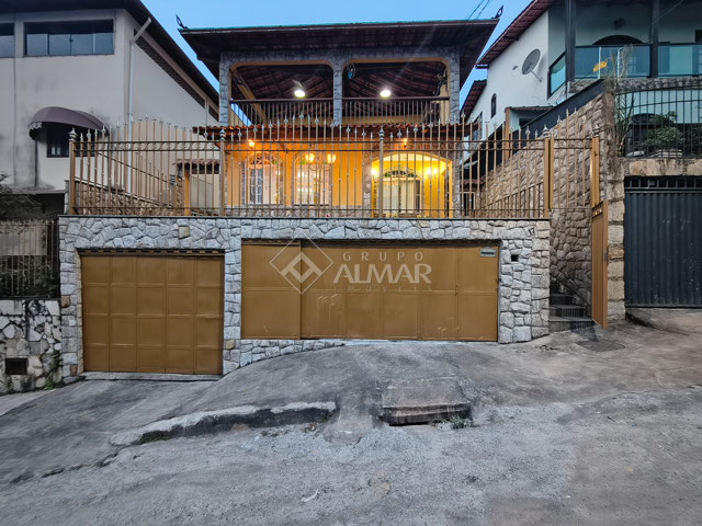 Casa com 4 quartos para venda no bairro Santa Cecília em Juiz de Fora, MG