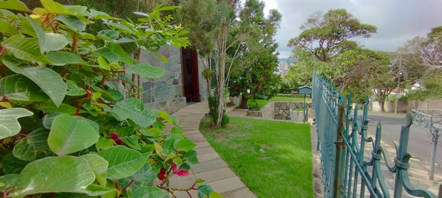 Fachada com Jardim