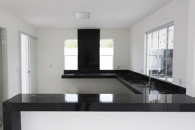 Cozinha com bancadas