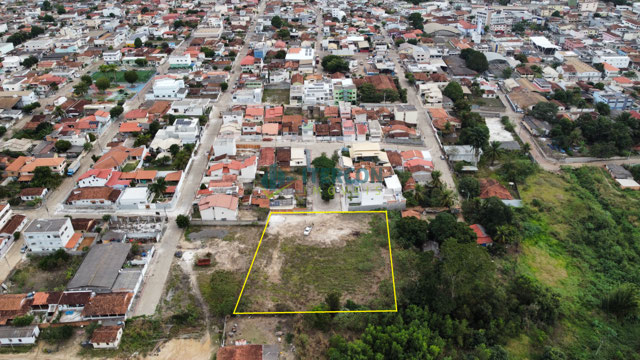 Frente para a Alameda