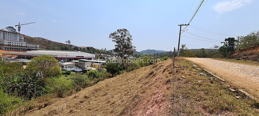 TERRENO LOCALIZADO A 100 METROS DA PRAÇA DO BAIRRO !
