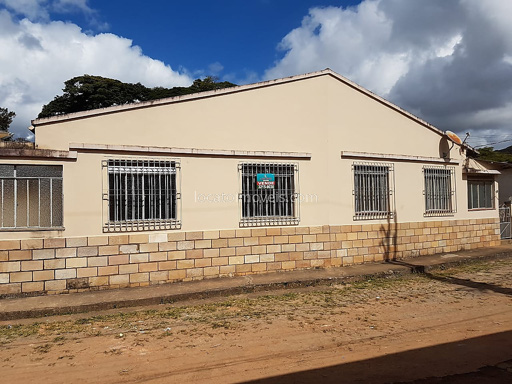 Casa plana, linear, com três quartos e duas vagas - Poço Rico