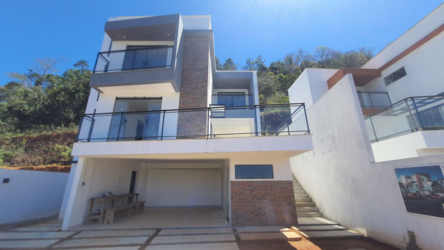 Casa duplex Alto Padrão, quatro suítes com elevador em condomínio fechado
