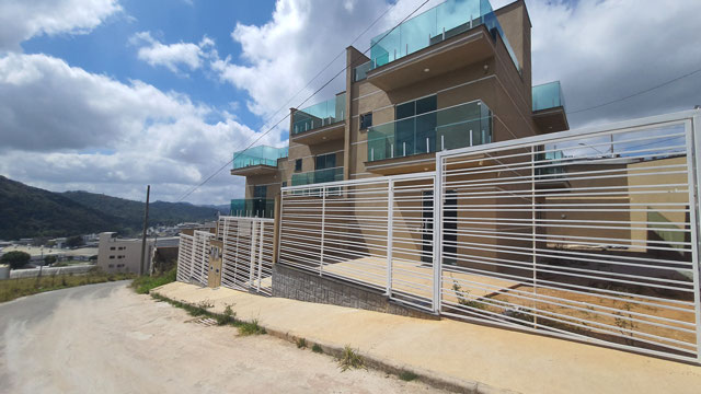 Casa Triplex no residencial Jardin São João