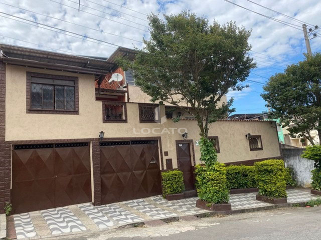 Casa quatro quartos, sendo uma suíte, com duas vagas de garagem no Costa Carvalho