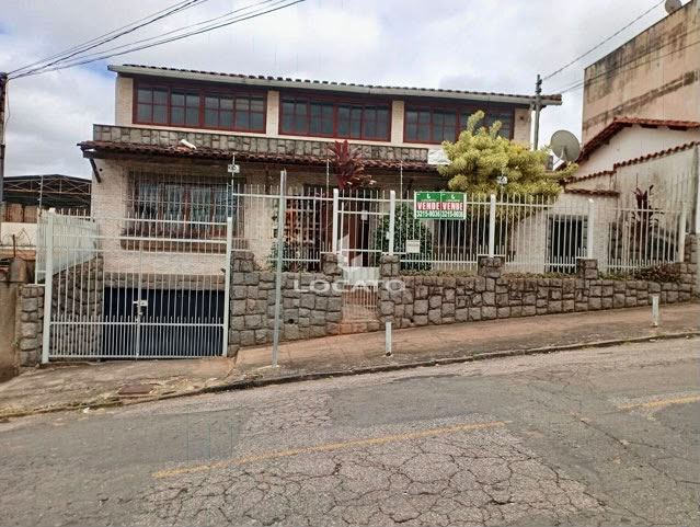 Casa 3 quartos, sendo 1 suite, sala 2 ambientes, sala de TV, banheiro social, quintal e terraço coberto!