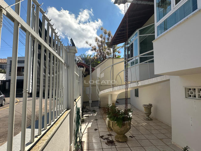 casa padrão "A", condomínio fechado, portaria 24 horas, 05 quartos, 02 suítes, 03 vagas, espaço gourmet, 297 m2 área útil