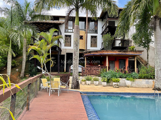 Casa com 4 suítes com piscina e sauna em condomínio fechado.