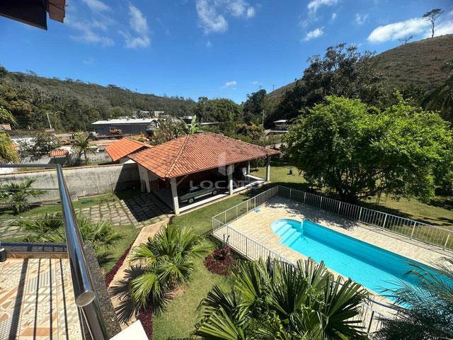 casa duplex, estilo granja, altíssimo padrão, bairro Grama, com 03 quartos, área gourmet completa, área verde imensa (quintal) 06 vagas para carros