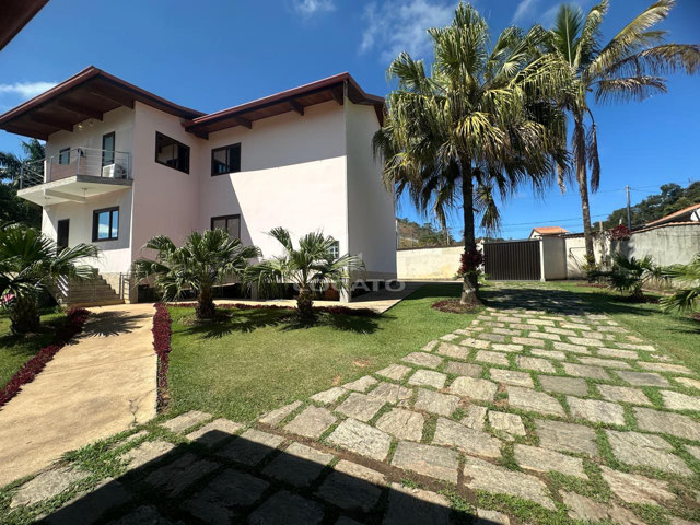 casa duplex, estilo granja, altíssimo padrão, bairro Grama, com 03 quartos, área gourmet completa, área verde imensa (quintal) 06 vagas para carros