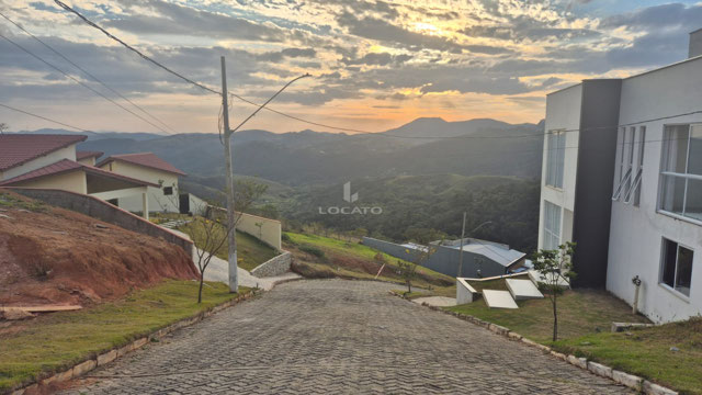 lote em condomínio fechado, 525 m2, 15 m x 35 m, portaria 24 horas, 05 minutos do bairro Cascatinha, vendido por 50% abaixo do valor de mercado