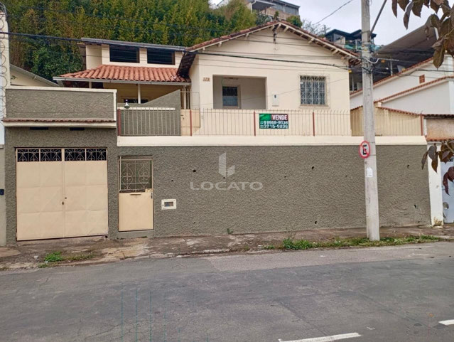 Casa Principal com 3 quartos, sala, cozinha, 2 banheiros + 1 Edícula completa no bairro Santa Teresa!