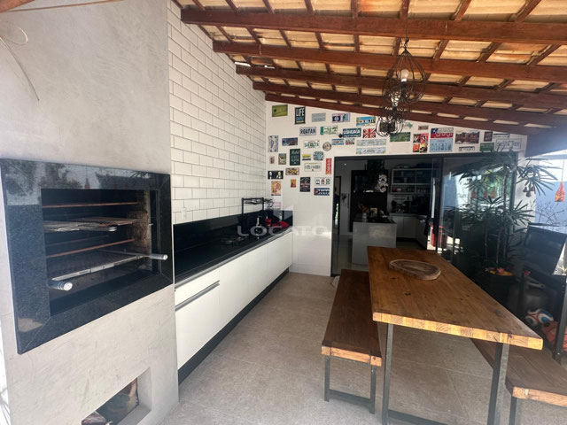 Casa alto padrão, condomínio Fechado, 206 m2, portaria 24 horas, ronda motorizada, área de lazer, piscina, 04 vagas