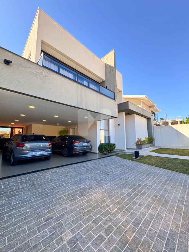 Fachada moderna e garagens