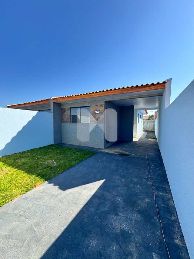 Fachada moderna e garagem coberta