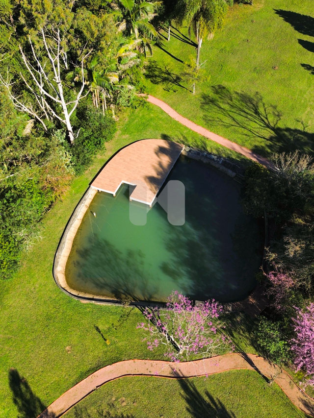 Lago com deck