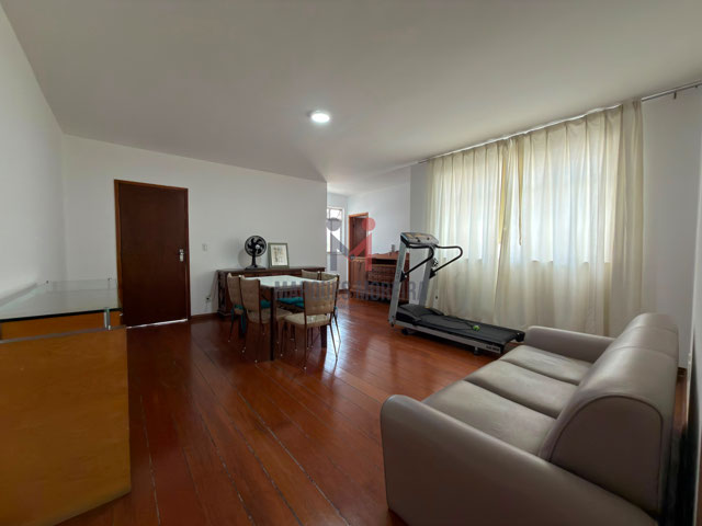 Cobertura duplex com 5 quartos, área gourmet e 2 vagas na Rua Oscar Vidal