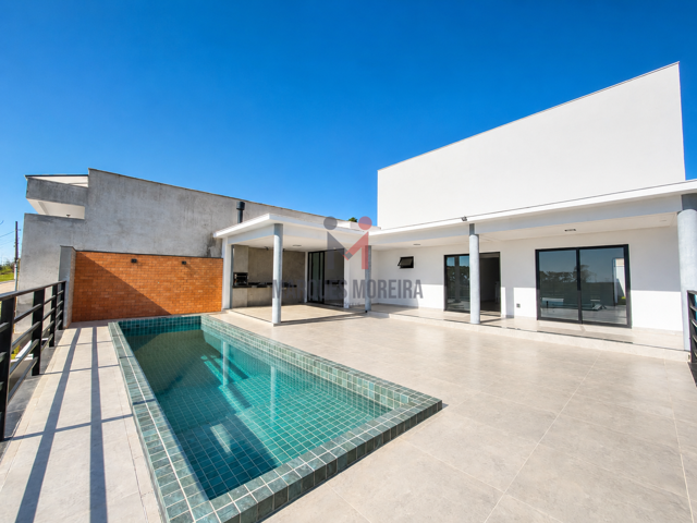 Casa com 3 suítes, piscina e espaço gourmet no Bosque do Lago!