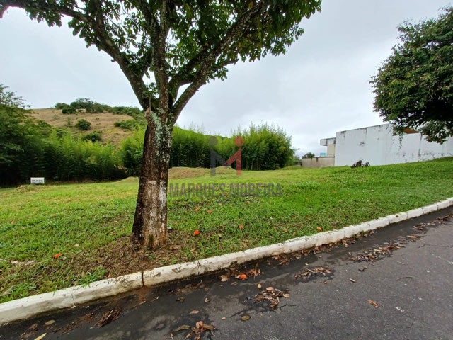Terreno nivelado com à rua