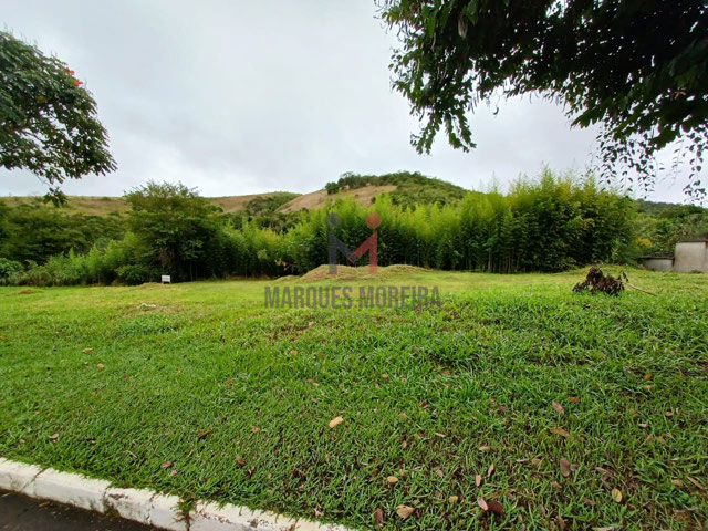 Lado esquerdo do terreno