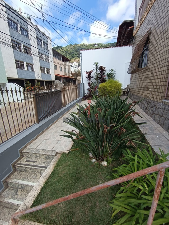 Sobrado de 4 Quartos com Suítes e Quintal