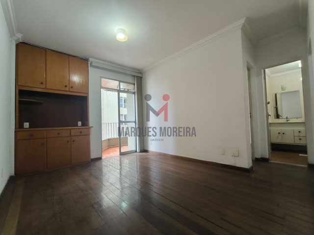 Sala com planejado e varanda