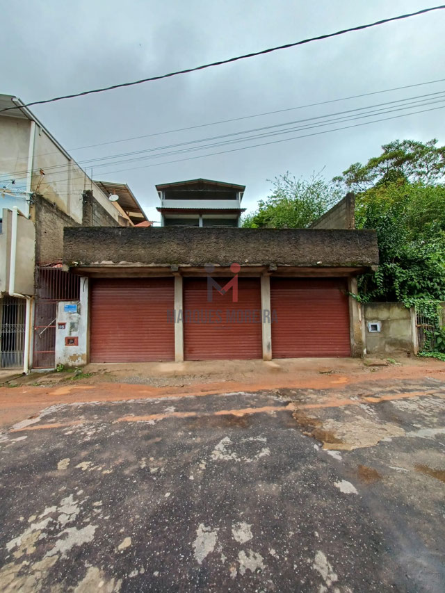 Casa com 3 garagens individuais