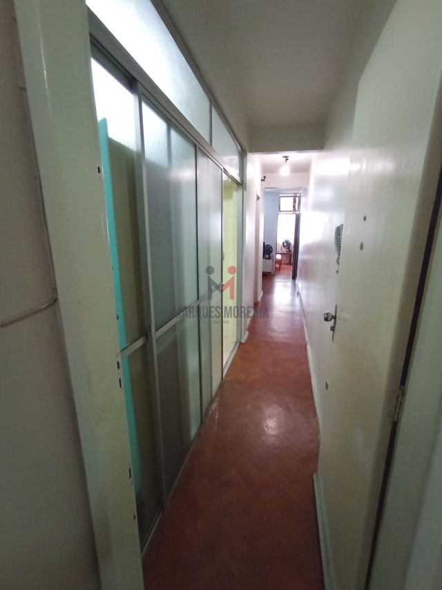 corredor dentro apartamento