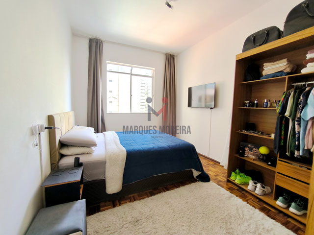 Quarto 1 com armário e tv