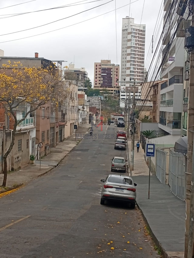 Ponto de ônibus ao lado