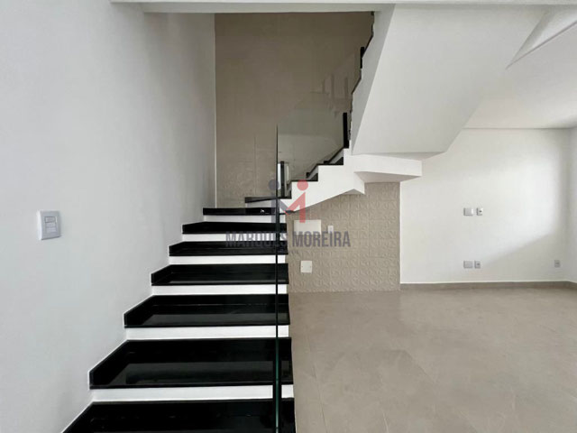 Escada acessa 2 piso