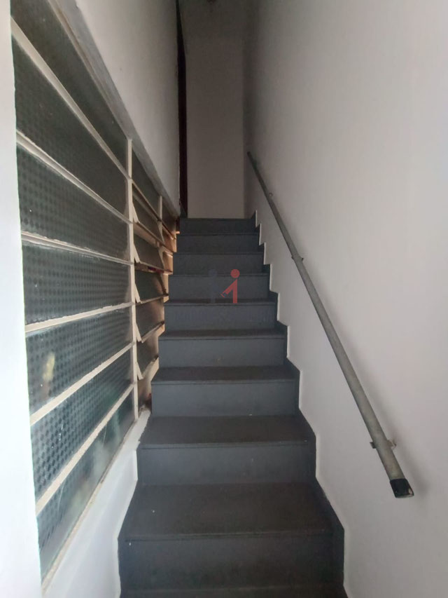 ESCADA DE ACESSO AO APARTAMENTO