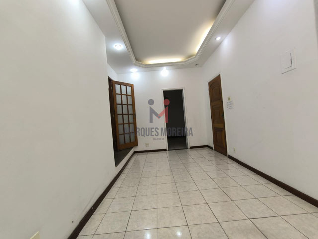 Sala com iluminação e rebaixamento