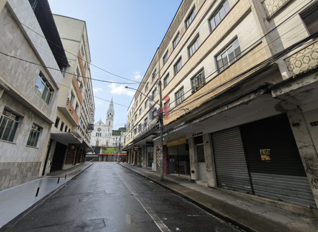 Em frente a Igreja da Glória