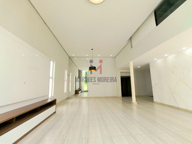 Sala com pé direito duplo