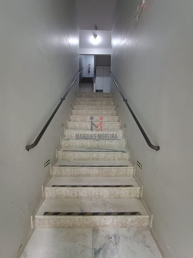 ESCADA DE ACESSO AO APARTAMENTO