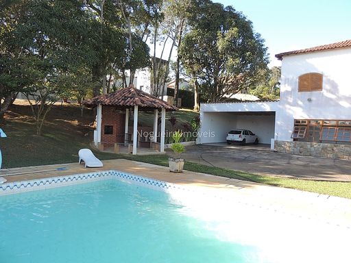 Área da piscina, churrasqueira e garagem