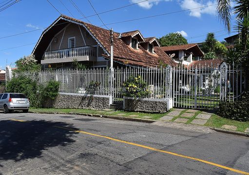 Casa duplex com grande área externa.