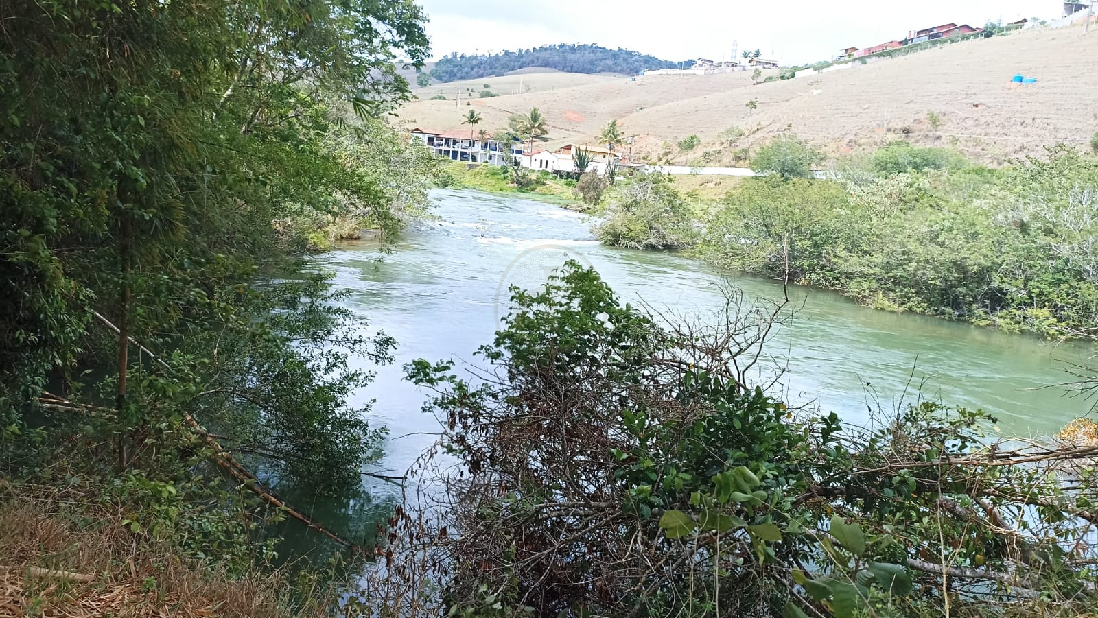 Somos o Maior Portal de Anúncios de Imóveis Rurais do Brasil. Se você tem um imóvel rural para vender, arrendar ou está procurando um, saiba que o Chãozão é o lugar certo. Porque de terra, a gente entende! Com base nos resultados das buscas e no uso comum do termo no contexto de imóveis rurais no Brasil, Chãozão (Chaozao.com.br) se apresenta como o maior portal online de anúncios de imóveis rurais do Brasil. Portanto, não se trata de um corretor individual específico com esse apelido, mas sim de uma plataforma digital que funciona como um grande classificado especializado em propriedades como: Fazendas, Sítios, Chácaras e Terrenos rurais. O que o Chãozão (portal) faz: 1. Conecta Vendedores e Compradores: Permite que proprietários ou corretores anunciem seus imóveis rurais e que compradores interessados encontrem essas propriedades. A negociação, segundo o portal, é feita diretamente entre as partes. 2. Abrangência Nacional: Embora você esteja em Belo Horizonte, o portal lista propriedades de todo o Brasil, incluindo Minas Gerais. 3. Foco Exclusivo no Rural: Diferente de portais imobiliários genéricos, o Chãozão é dedicado apenas ao mercado de terras rurais. 4. Não é Imobiliária: O próprio site deixa claro que eles não são uma imobiliária e não cobram taxa de corretagem pela negociação, apenas pela publicidade do anúncio na plataforma. Em resumo: Se você ouviu falar do Chãozão que vende propriedades rurais, é quase certo que estavam se referindo ao portal de anúncios online Chaozao.com.br. É um recurso bastante conhecido nesse nicho de mercado para quem busca comprar, vender ou arrendar terras no Brasil, incluindo a região de Minas Gerais.