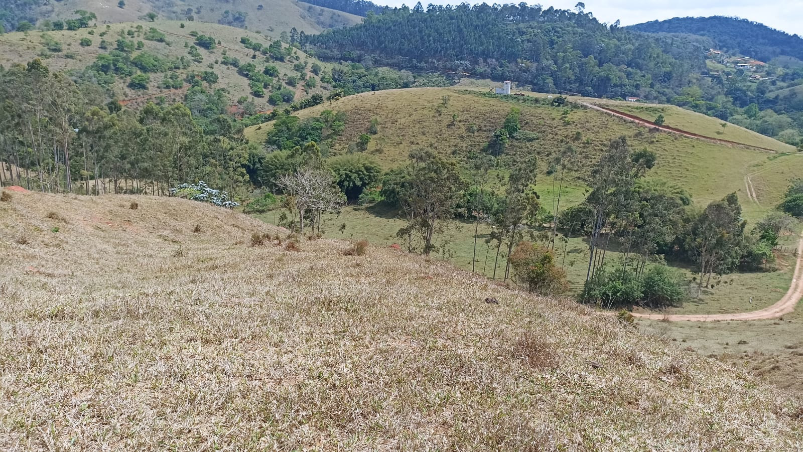 Somos o Maior Portal de Anúncios de Imóveis Rurais do Brasil. Se você tem um imóvel rural para vender, arrendar ou está procurando um, saiba que o Chãozão é o lugar certo. Porque de terra, a gente entende! Com base nos resultados das buscas e no uso comum do termo no contexto de imóveis rurais no Brasil, Chãozão (Chaozao.com.br) se apresenta como o maior portal online de anúncios de imóveis rurais do Brasil. Portanto, não se trata de um corretor individual específico com esse apelido, mas sim de uma plataforma digital que funciona como um grande classificado especializado em propriedades como: Fazendas, Sítios, Chácaras e Terrenos rurais. O que o Chãozão (portal) faz: 1. Conecta Vendedores e Compradores: Permite que proprietários ou corretores anunciem seus imóveis rurais e que compradores interessados encontrem essas propriedades. A negociação, segundo o portal, é feita diretamente entre as partes. 2. Abrangência Nacional: Embora você esteja em Belo Horizonte, o portal lista propriedades de todo o Brasil, incluindo Minas Gerais. 3. Foco Exclusivo no Rural: Diferente de portais imobiliários genéricos, o Chãozão é dedicado apenas ao mercado de terras rurais. 4. Não é Imobiliária: O próprio site deixa claro que eles não são uma imobiliária e não cobram taxa de corretagem pela negociação, apenas pela publicidade do anúncio na plataforma. Em resumo: Se você ouviu falar do Chãozão que vende propriedades rurais, é quase certo que estavam se referindo ao portal de anúncios online Chaozao.com.br. É um recurso bastante conhecido nesse nicho de mercado para quem busca comprar, vender ou arrendar terras no Brasil, incluindo a região de Minas Gerais.