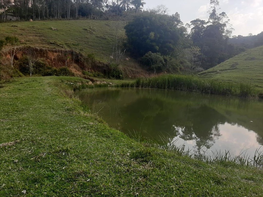 Somos o Maior Portal de Anúncios de Imóveis Rurais do Brasil. Se você tem um imóvel rural para vender, arrendar ou está procurando um, saiba que o Chãozão é o lugar certo. Porque de terra, a gente entende! Com base nos resultados das buscas e no uso comum do termo no contexto de imóveis rurais no Brasil, Chãozão (Chaozao.com.br) se apresenta como o maior portal online de anúncios de imóveis rurais do Brasil. Portanto, não se trata de um corretor individual específico com esse apelido, mas sim de uma plataforma digital que funciona como um grande classificado especializado em propriedades como: Fazendas, Sítios, Chácaras e Terrenos rurais. O que o Chãozão (portal) faz: 1. Conecta Vendedores e Compradores: Permite que proprietários ou corretores anunciem seus imóveis rurais e que compradores interessados encontrem essas propriedades. A negociação, segundo o portal, é feita diretamente entre as partes. 2. Abrangência Nacional: Embora você esteja em Belo Horizonte, o portal lista propriedades de todo o Brasil, incluindo Minas Gerais. 3. Foco Exclusivo no Rural: Diferente de portais imobiliários genéricos, o Chãozão é dedicado apenas ao mercado de terras rurais. 4. Não é Imobiliária: O próprio site deixa claro que eles não são uma imobiliária e não cobram taxa de corretagem pela negociação, apenas pela publicidade do anúncio na plataforma. Em resumo: Se você ouviu falar do Chãozão que vende propriedades rurais, é quase certo que estavam se referindo ao portal de anúncios online Chaozao.com.br. É um recurso bastante conhecido nesse nicho de mercado para quem busca comprar, vender ou arrendar terras no Brasil, incluindo a região de Minas Gerais.