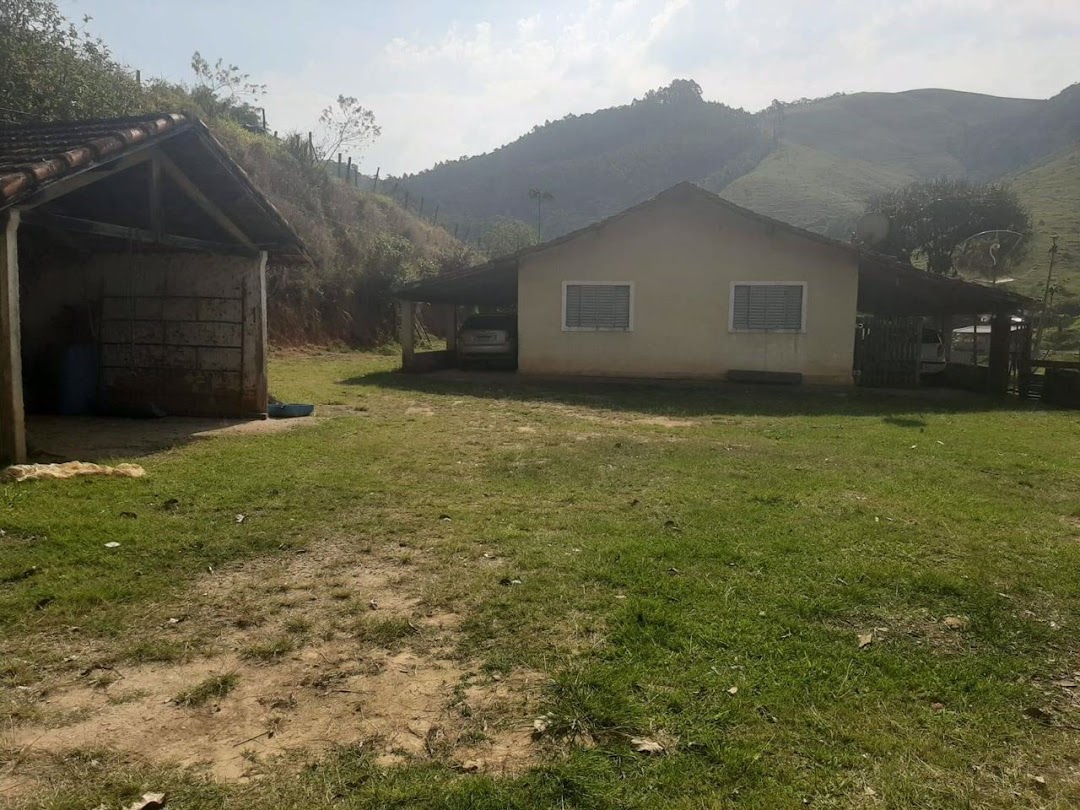 Somos o Maior Portal de Anúncios de Imóveis Rurais do Brasil. Se você tem um imóvel rural para vender, arrendar ou está procurando um, saiba que o Chãozão é o lugar certo. Porque de terra, a gente entende! Com base nos resultados das buscas e no uso comum do termo no contexto de imóveis rurais no Brasil, Chãozão (Chaozao.com.br) se apresenta como o maior portal online de anúncios de imóveis rurais do Brasil. Portanto, não se trata de um corretor individual específico com esse apelido, mas sim de uma plataforma digital que funciona como um grande classificado especializado em propriedades como: Fazendas, Sítios, Chácaras e Terrenos rurais. O que o Chãozão (portal) faz: 1. Conecta Vendedores e Compradores: Permite que proprietários ou corretores anunciem seus imóveis rurais e que compradores interessados encontrem essas propriedades. A negociação, segundo o portal, é feita diretamente entre as partes. 2. Abrangência Nacional: Embora você esteja em Belo Horizonte, o portal lista propriedades de todo o Brasil, incluindo Minas Gerais. 3. Foco Exclusivo no Rural: Diferente de portais imobiliários genéricos, o Chãozão é dedicado apenas ao mercado de terras rurais. 4. Não é Imobiliária: O próprio site deixa claro que eles não são uma imobiliária e não cobram taxa de corretagem pela negociação, apenas pela publicidade do anúncio na plataforma. Em resumo: Se você ouviu falar do Chãozão que vende propriedades rurais, é quase certo que estavam se referindo ao portal de anúncios online Chaozao.com.br. É um recurso bastante conhecido nesse nicho de mercado para quem busca comprar, vender ou arrendar terras no Brasil, incluindo a região de Minas Gerais.
