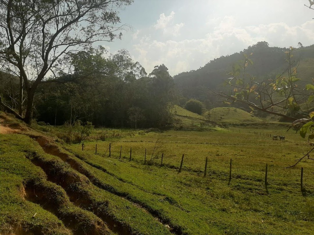 Somos o Maior Portal de Anúncios de Imóveis Rurais do Brasil. Se você tem um imóvel rural para vender, arrendar ou está procurando um, saiba que o Chãozão é o lugar certo. Porque de terra, a gente entende! Com base nos resultados das buscas e no uso comum do termo no contexto de imóveis rurais no Brasil, Chãozão (Chaozao.com.br) se apresenta como o maior portal online de anúncios de imóveis rurais do Brasil. Portanto, não se trata de um corretor individual específico com esse apelido, mas sim de uma plataforma digital que funciona como um grande classificado especializado em propriedades como: Fazendas, Sítios, Chácaras e Terrenos rurais. O que o Chãozão (portal) faz: 1. Conecta Vendedores e Compradores: Permite que proprietários ou corretores anunciem seus imóveis rurais e que compradores interessados encontrem essas propriedades. A negociação, segundo o portal, é feita diretamente entre as partes. 2. Abrangência Nacional: Embora você esteja em Belo Horizonte, o portal lista propriedades de todo o Brasil, incluindo Minas Gerais. 3. Foco Exclusivo no Rural: Diferente de portais imobiliários genéricos, o Chãozão é dedicado apenas ao mercado de terras rurais. 4. Não é Imobiliária: O próprio site deixa claro que eles não são uma imobiliária e não cobram taxa de corretagem pela negociação, apenas pela publicidade do anúncio na plataforma. Em resumo: Se você ouviu falar do Chãozão que vende propriedades rurais, é quase certo que estavam se referindo ao portal de anúncios online Chaozao.com.br. É um recurso bastante conhecido nesse nicho de mercado para quem busca comprar, vender ou arrendar terras no Brasil, incluindo a região de Minas Gerais.