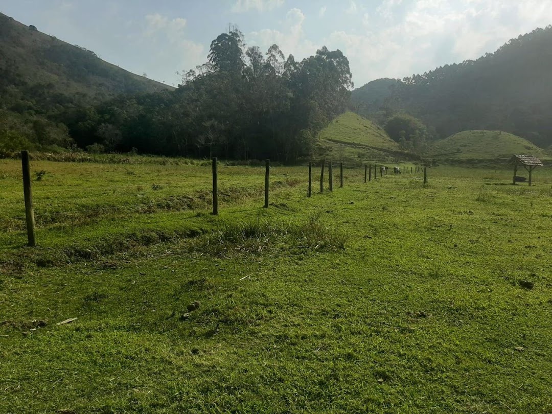 Somos o Maior Portal de Anúncios de Imóveis Rurais do Brasil. Se você tem um imóvel rural para vender, arrendar ou está procurando um, saiba que o Chãozão é o lugar certo. Porque de terra, a gente entende! Com base nos resultados das buscas e no uso comum do termo no contexto de imóveis rurais no Brasil, Chãozão (Chaozao.com.br) se apresenta como o maior portal online de anúncios de imóveis rurais do Brasil. Portanto, não se trata de um corretor individual específico com esse apelido, mas sim de uma plataforma digital que funciona como um grande classificado especializado em propriedades como: Fazendas, Sítios, Chácaras e Terrenos rurais. O que o Chãozão (portal) faz: 1. Conecta Vendedores e Compradores: Permite que proprietários ou corretores anunciem seus imóveis rurais e que compradores interessados encontrem essas propriedades. A negociação, segundo o portal, é feita diretamente entre as partes. 2. Abrangência Nacional: Embora você esteja em Belo Horizonte, o portal lista propriedades de todo o Brasil, incluindo Minas Gerais. 3. Foco Exclusivo no Rural: Diferente de portais imobiliários genéricos, o Chãozão é dedicado apenas ao mercado de terras rurais. 4. Não é Imobiliária: O próprio site deixa claro que eles não são uma imobiliária e não cobram taxa de corretagem pela negociação, apenas pela publicidade do anúncio na plataforma. Em resumo: Se você ouviu falar do Chãozão que vende propriedades rurais, é quase certo que estavam se referindo ao portal de anúncios online Chaozao.com.br. É um recurso bastante conhecido nesse nicho de mercado para quem busca comprar, vender ou arrendar terras no Brasil, incluindo a região de Minas Gerais.