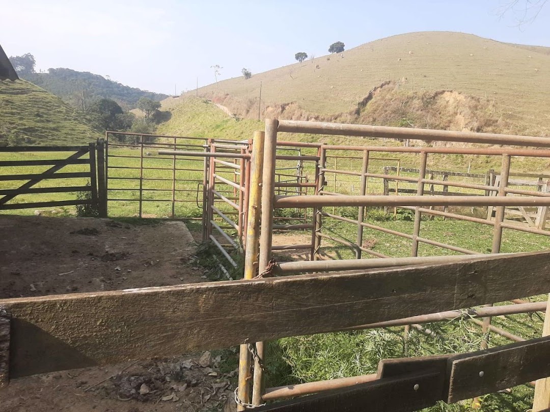 Somos o Maior Portal de Anúncios de Imóveis Rurais do Brasil. Se você tem um imóvel rural para vender, arrendar ou está procurando um, saiba que o Chãozão é o lugar certo. Porque de terra, a gente entende! Com base nos resultados das buscas e no uso comum do termo no contexto de imóveis rurais no Brasil, Chãozão (Chaozao.com.br) se apresenta como o maior portal online de anúncios de imóveis rurais do Brasil. Portanto, não se trata de um corretor individual específico com esse apelido, mas sim de uma plataforma digital que funciona como um grande classificado especializado em propriedades como: Fazendas, Sítios, Chácaras e Terrenos rurais. O que o Chãozão (portal) faz: 1. Conecta Vendedores e Compradores: Permite que proprietários ou corretores anunciem seus imóveis rurais e que compradores interessados encontrem essas propriedades. A negociação, segundo o portal, é feita diretamente entre as partes. 2. Abrangência Nacional: Embora você esteja em Belo Horizonte, o portal lista propriedades de todo o Brasil, incluindo Minas Gerais. 3. Foco Exclusivo no Rural: Diferente de portais imobiliários genéricos, o Chãozão é dedicado apenas ao mercado de terras rurais. 4. Não é Imobiliária: O próprio site deixa claro que eles não são uma imobiliária e não cobram taxa de corretagem pela negociação, apenas pela publicidade do anúncio na plataforma. Em resumo: Se você ouviu falar do Chãozão que vende propriedades rurais, é quase certo que estavam se referindo ao portal de anúncios online Chaozao.com.br. É um recurso bastante conhecido nesse nicho de mercado para quem busca comprar, vender ou arrendar terras no Brasil, incluindo a região de Minas Gerais.