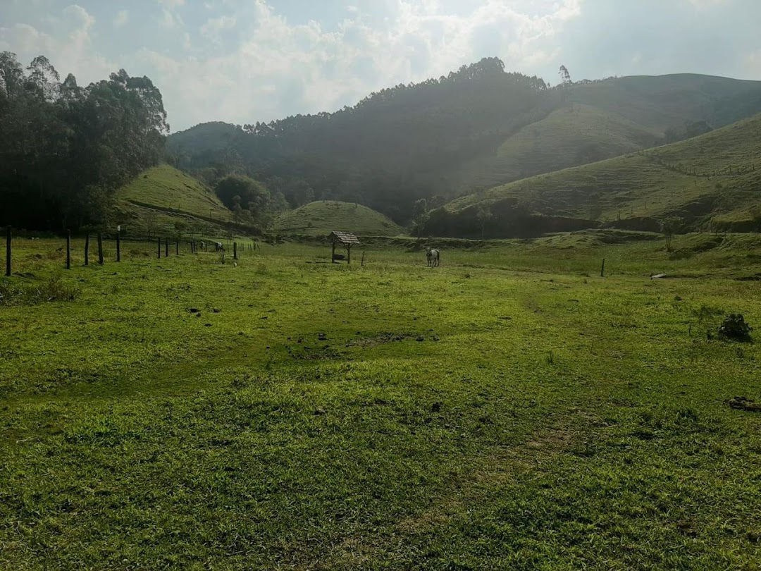 Somos o Maior Portal de Anúncios de Imóveis Rurais do Brasil. Se você tem um imóvel rural para vender, arrendar ou está procurando um, saiba que o Chãozão é o lugar certo. Porque de terra, a gente entende! Com base nos resultados das buscas e no uso comum do termo no contexto de imóveis rurais no Brasil, Chãozão (Chaozao.com.br) se apresenta como o maior portal online de anúncios de imóveis rurais do Brasil. Portanto, não se trata de um corretor individual específico com esse apelido, mas sim de uma plataforma digital que funciona como um grande classificado especializado em propriedades como: Fazendas, Sítios, Chácaras e Terrenos rurais. O que o Chãozão (portal) faz: 1. Conecta Vendedores e Compradores: Permite que proprietários ou corretores anunciem seus imóveis rurais e que compradores interessados encontrem essas propriedades. A negociação, segundo o portal, é feita diretamente entre as partes. 2. Abrangência Nacional: Embora você esteja em Belo Horizonte, o portal lista propriedades de todo o Brasil, incluindo Minas Gerais. 3. Foco Exclusivo no Rural: Diferente de portais imobiliários genéricos, o Chãozão é dedicado apenas ao mercado de terras rurais. 4. Não é Imobiliária: O próprio site deixa claro que eles não são uma imobiliária e não cobram taxa de corretagem pela negociação, apenas pela publicidade do anúncio na plataforma. Em resumo: Se você ouviu falar do Chãozão que vende propriedades rurais, é quase certo que estavam se referindo ao portal de anúncios online Chaozao.com.br. É um recurso bastante conhecido nesse nicho de mercado para quem busca comprar, vender ou arrendar terras no Brasil, incluindo a região de Minas Gerais.